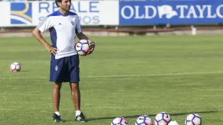 Luis Milla sigue con atención uno de los entrenamientos del Real Zaragoza esta semana en la Ciudad Deportiva.