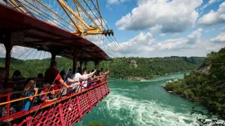 Millones de turistas han disfrutado del viaje del 'Whirlpool Spanish Aerocar' sobre el río Niagara.