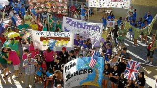 Las peñas lucieron sus pancartas durante la lectura del pregón.