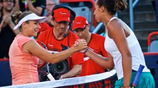 Madison Keys y Kristina Kucova se dan la mano tras un partido de la Rogers Cup de tenis femenino, en Montreal (Canadá).