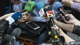 Echenique, rodeado de periodistas, en las Cortes de Aragón.