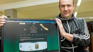 Alberto Planas muestra la web de la Asociación Aragonesa de Guiñote 'Guiñarte'.