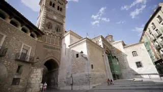 La portada meridional de la catedral ya está terminada. Todavía continúan las obras de rehabilitación en la fachada de la plaza Fray Anselmo Polanco y en una parte del frente de la calle Santa Emerenciana.