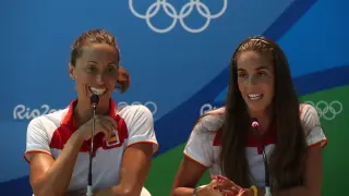 Las nadadoras Gema Mengual y Ona Carbonel en una rueda de prensa