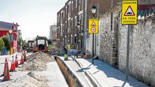 Obras de sustitución del abastecimiento en la calle de Monzalbarba, hace más de una semana.