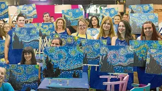 Los alumnos que el jueves participaron en la convocatoria de Salir con Arte, con el cuadro de Van Gogh pintado por ellos mismos.
