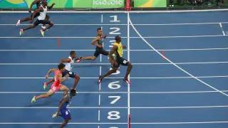 Bolt agranda su leyenda con su tercer oro en 100 metros