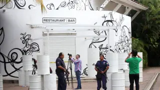 Autoridades custodian el restaurante La Leche, en puerto Vallarta, donde fueron secuestrados unos seis presuntos miembros del crimen organizado.