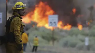 Bomberos no controlan el fuego en California que ha arrasado 10.370 hectáreas