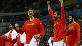 EL equipo de baloncesto español celebran su victoria ante Francia.