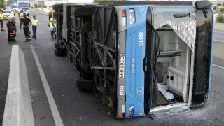 15 heridos leves al volcar un autobús municipal en Madrid