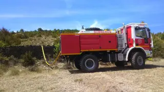 Un camión cisterna de la Comarca de la Jacetania abastecía el viernes el depósito de Lastiesas Altas.