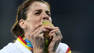 Ruth Beitia besando su medalla de oro.
