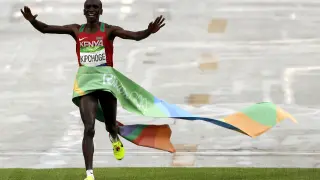 El keniata Kipchoge cumple el pronóstico y gana el oro en el maratón