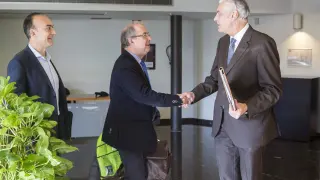 Fernando Gimeno, en el centro, saluda al portavoz de Hacienda del PP, Antonio Suárez.