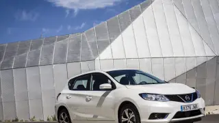 El Nissan Pulsar, ante el telecabina de Zaragoza, tiene un aspecto exterior divertido y mucho espacio interior.