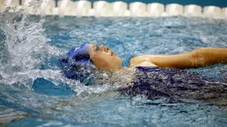 La natación ayuda a reducir el dolor causado por la fibromialgia.
