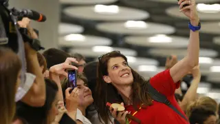 Ruth Beitia se hace un selfie con la medalla de oro en Barajas