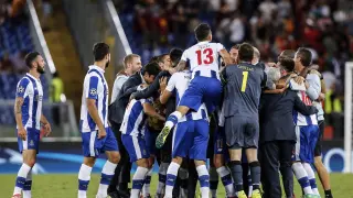 Jugadores del Porto celebran durante el partido clasificatorio