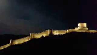 Imagen de las primeras pruebas de iluminación de la muralla de Albarracín.