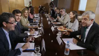 El equipo del PP y Ciudadanos en las negociaciones previas a la posible investidura de Rajoy