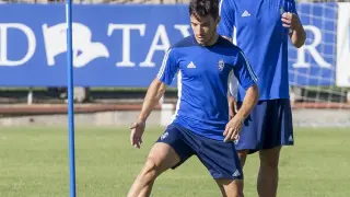 Leandro Cabrera, detrás de Isaac, durante el entrenamiento del Real Zaragoza este miércoles en la Ciudad Deportiva.