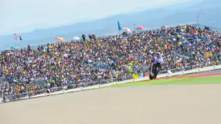 Jorge Lorenzo entra victorioso en la pasada edición del Gran Premio Movistar de Aragón.