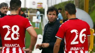 Luis Milla da instrucciones a los jugadores del CD Lugo en un partido del año pasado, cuando entrenaba al club gallego.