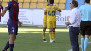 Borja Lázaro recibe instrucciones de Anquela en el debut liguero contra el Alcorcón
