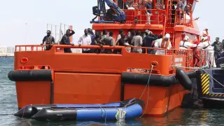 La Guardia Civil y Salvamente Marítimo trasladan al puerto de Almería a los tripulantes de una patera en la que viajaban inmigrantes de origen subsahariano