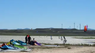 El bajo nivel de La Loteta no impide que los aficionados sigan practicando windsurf y kitesurf.