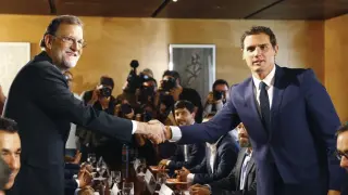 Mariano Rajoy y Albert Rivera durante la firma del pacto de investidura.