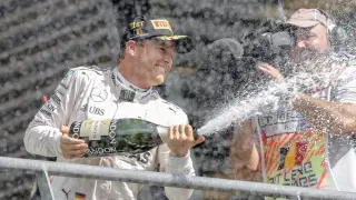 Rosberg celebrando el triunfo en Spa.