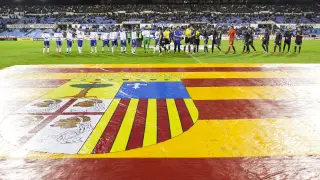 Los jugadores del Real Zaragoza y el Huesca se saludan durante el derbi de la pasada temporada
