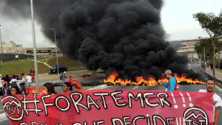 Manifestantes a favor de Rousseff sostienen una pancarta con el mensaje "Fuera Temer" en Sao Paulo.