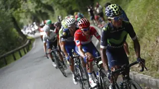 El ciclista colombiano, Nairo Quintana, en cabeza al comienzo de la subida de los Lagos de Covadonga.