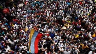 Miles de opositores 'toman' Caracas para pedir el revocatorio 