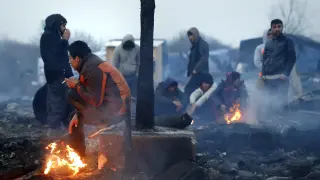 En el campamento de inmigrantes de Calais malviven miles de personas que intentan llegar a Reino Unido