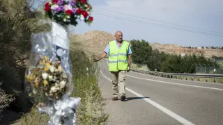 Miguel Ángel Bernal recuerda a los ciclistas en el kilómetro 476 de la N-330, donde fallecieron.