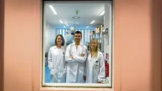 De izquierda a derecha: Iris Pla, Pedro Baptista y Pilar Sáinz, en el laboratorio donde trabajan en el CIBA.