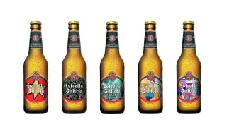 Algunas de las botellas artísticas que presenta la marca.