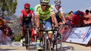 El ciclista español, Alberto Contador junto a Nairo Quintana a su derecha y Christopher Froome en la decimoséptima Vuelta a España.