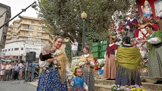 Los vecinos acudieron a la ofrenda de flores y frutos a la Virgen del Pueyo, en Barbastro.