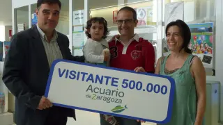La familia que ha supuesto el visitante 500.000 del Acuario de Zaragoza.