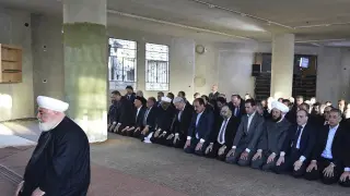 Al Assad, al fondo en el centro, durante los rezos por la Celebración del Sacrificio.