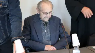 Hubert Zafke, de 95 años, compadece acusado por complicidad en la muerte de más de 3000 personas en Auschwitz