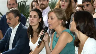 Tania Sánchez habla durante un encuentro junto a la portavoz del ayuntamiento de Madrid Rita Maestre