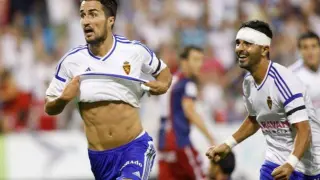 Casado celebra el gol ganador del último minuto en el último partido en La Romareda ante el Huesca, seguido por Ángel.