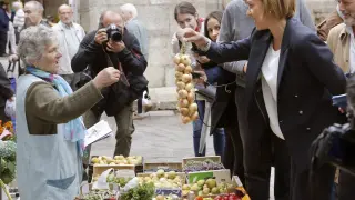María Dolores de Cospedal visitó este jueves un mercado en Santiago de Compostela, dentro de la campaña electoral gallega.
