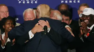 Donald Trump abraza a su equipo durante su actividad en la ciudad de Washington
